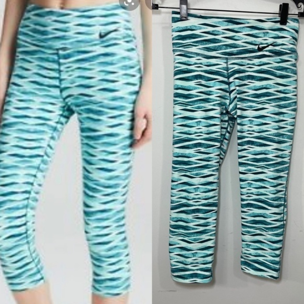 Nike legendary crisscross crop leggings small
